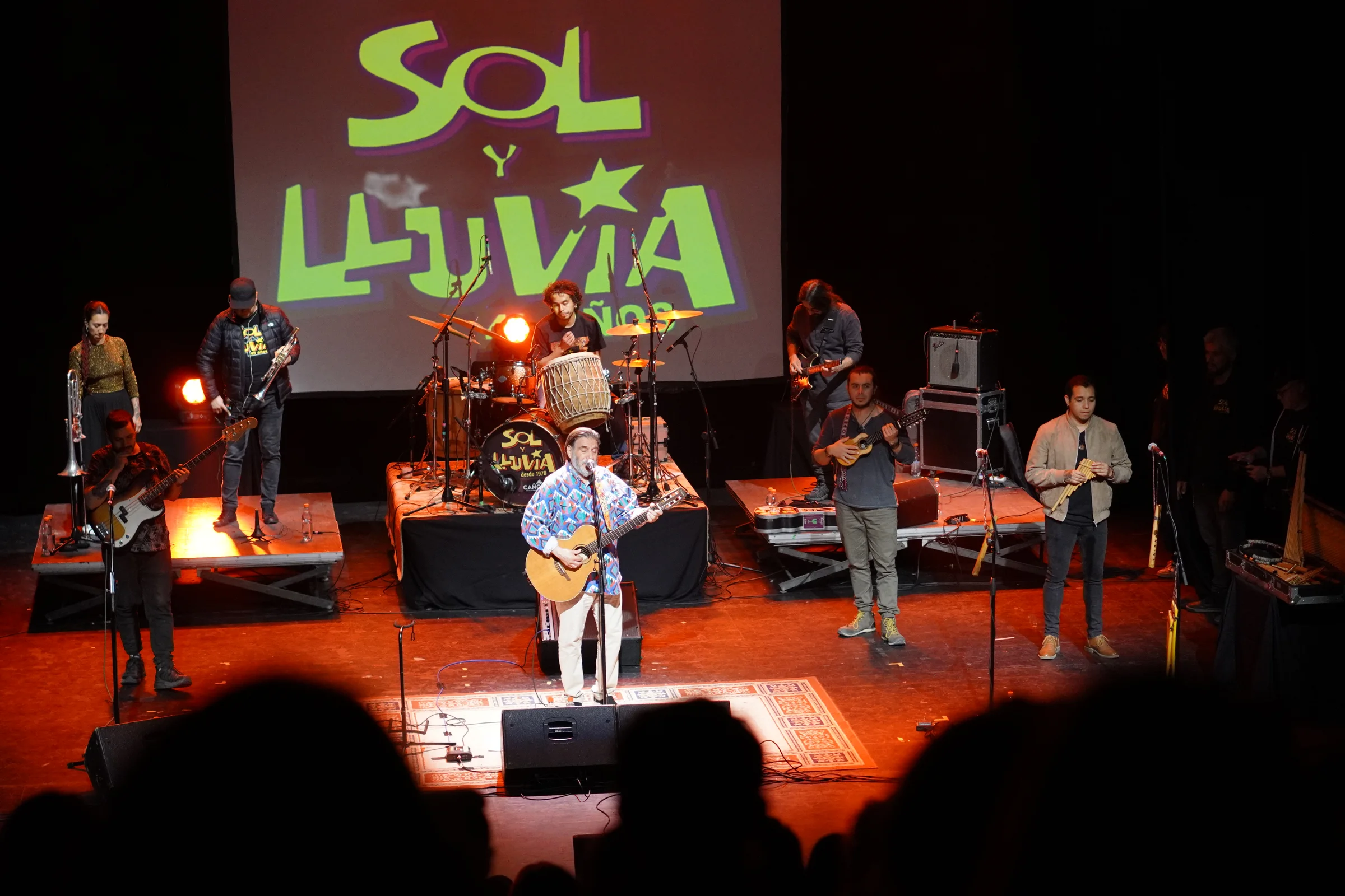 Banda musical completa en concierto en vivo sobre escenario