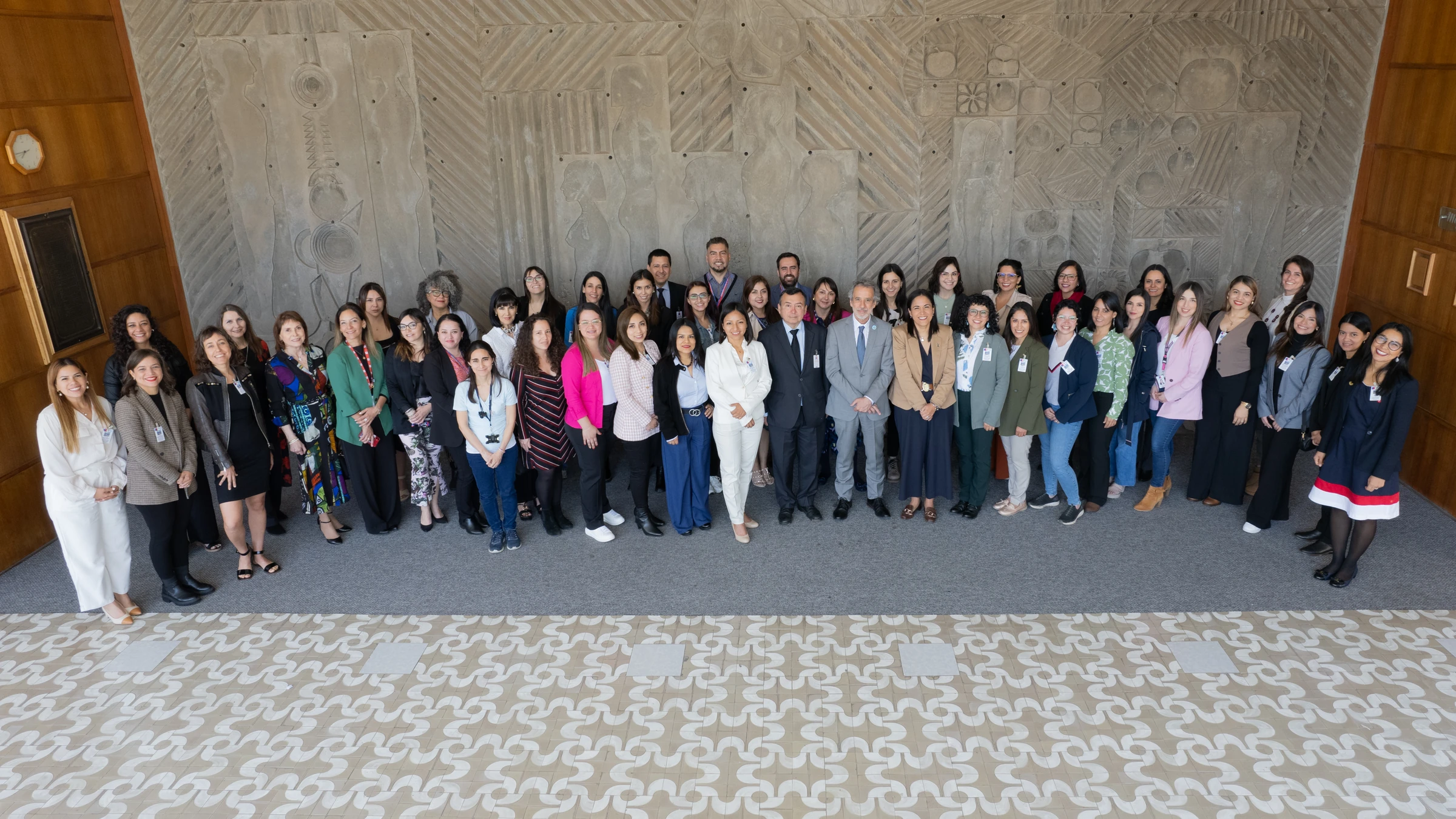 Fotografía grupal de equipo institucional en hall corporativo