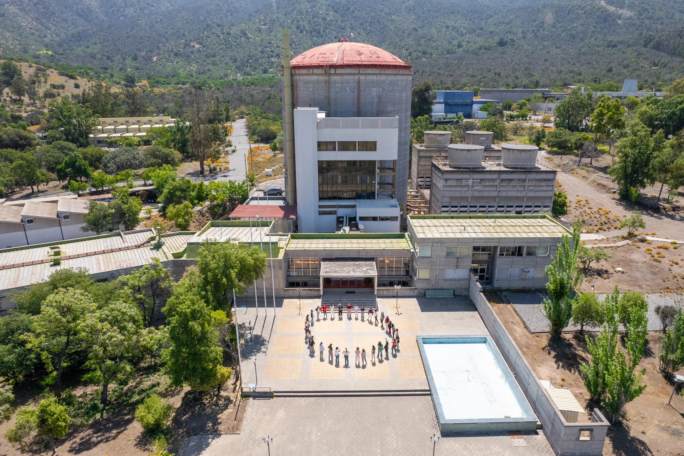 Vista aérea de complejo institucional con grupo de personas en la explanada