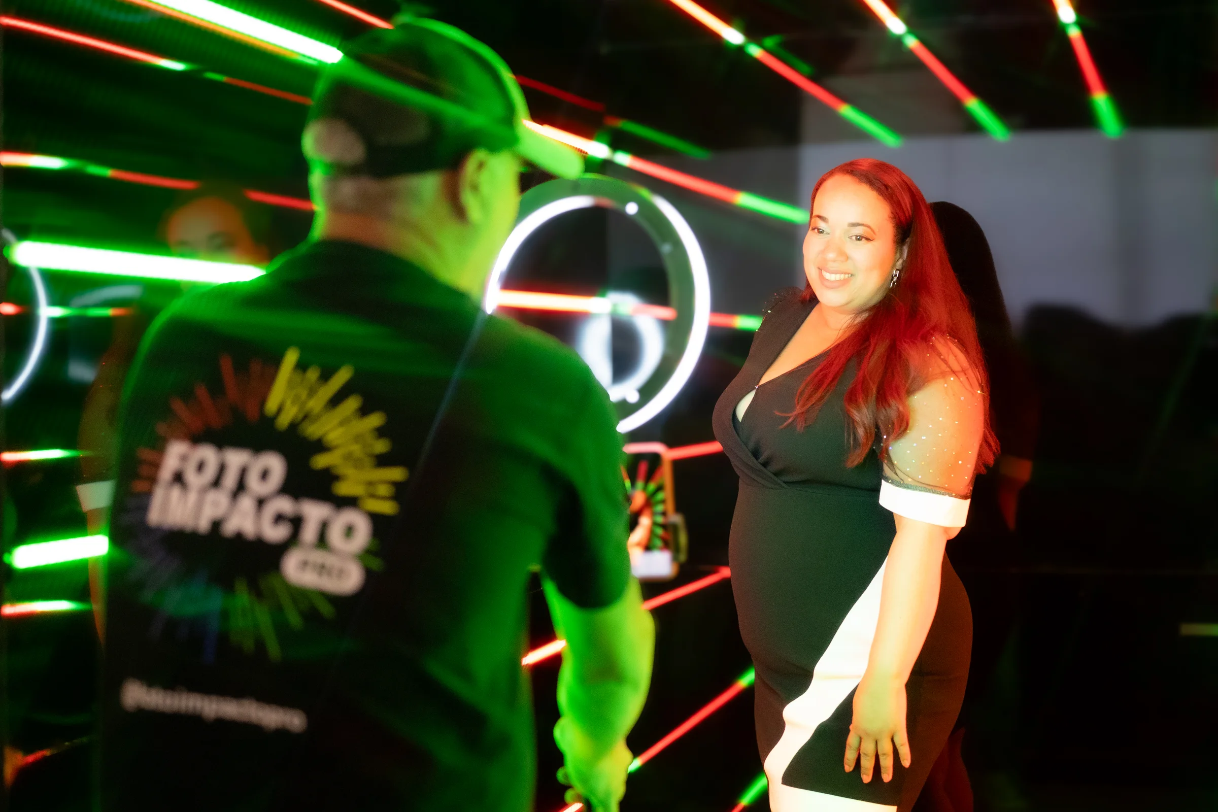 Asistente en activación de fotografía interactiva con luces de neón
