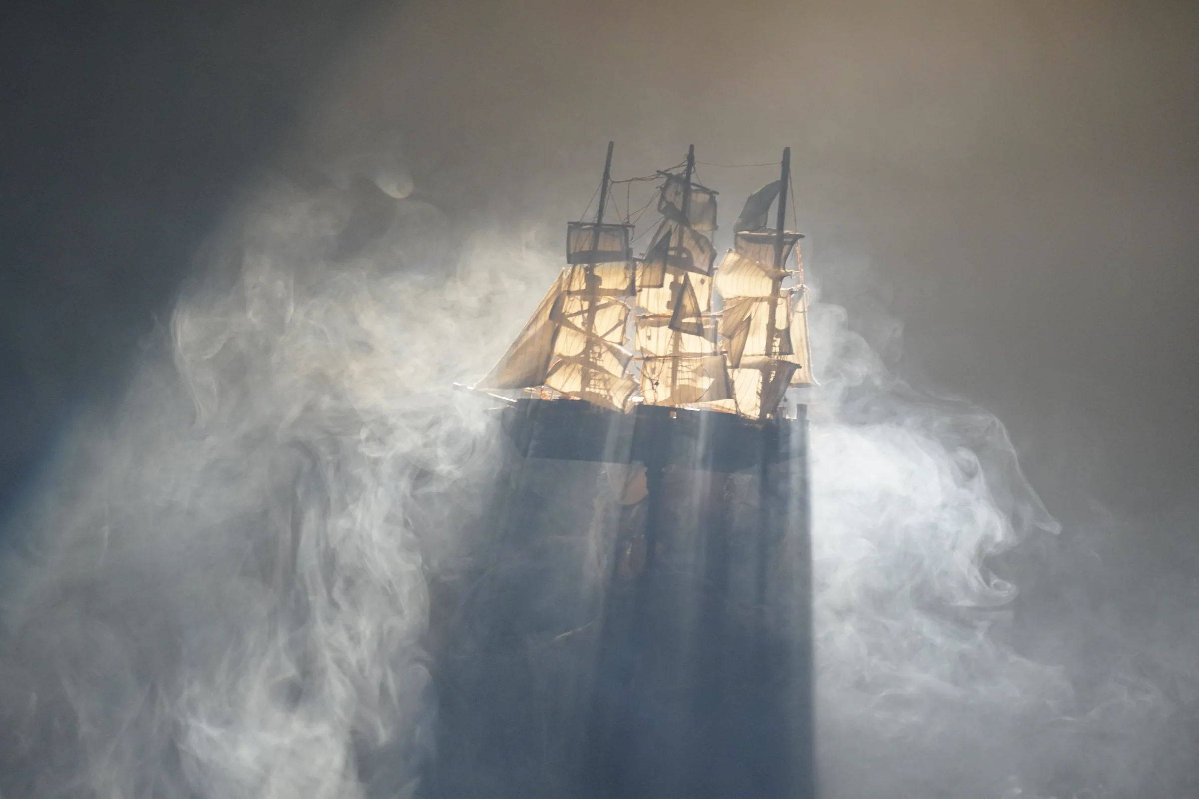 Escenografía de barco velero entre humo y efectos de iluminación
